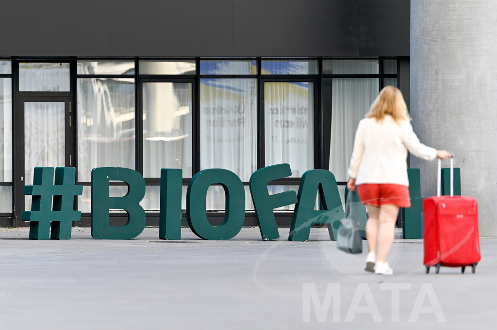 _DWI4088 | Das Herz der internationalen Bio-Branche schlug vom 26.–29.07.2022 für vier Tage in Nürnberg. Die BIOFACH, Weltleitmesse für Bio-Lebensmittel, und die VIVANESS, Internationale Fachmesse für Naturkosmetik, meldet sich mit der einmaligen „Summer Edition“ zurück. Groß war die Wiedersehensfreude der über 24.000 Fachbesucher aus 137 Ländern. Im Fokus: Der persönliche Austausch, Networking und vertiefte Gespräche zu den Themen der Zeit. Aber auch: Neuheiten und Trends entdecken und eintauchen mit allen Sinnen in die Produktvielfalt der 2.276 Aussteller aus 94 Ländern. Nürnberg, 29.07.2022 - Realisiert mit Pictrs.com