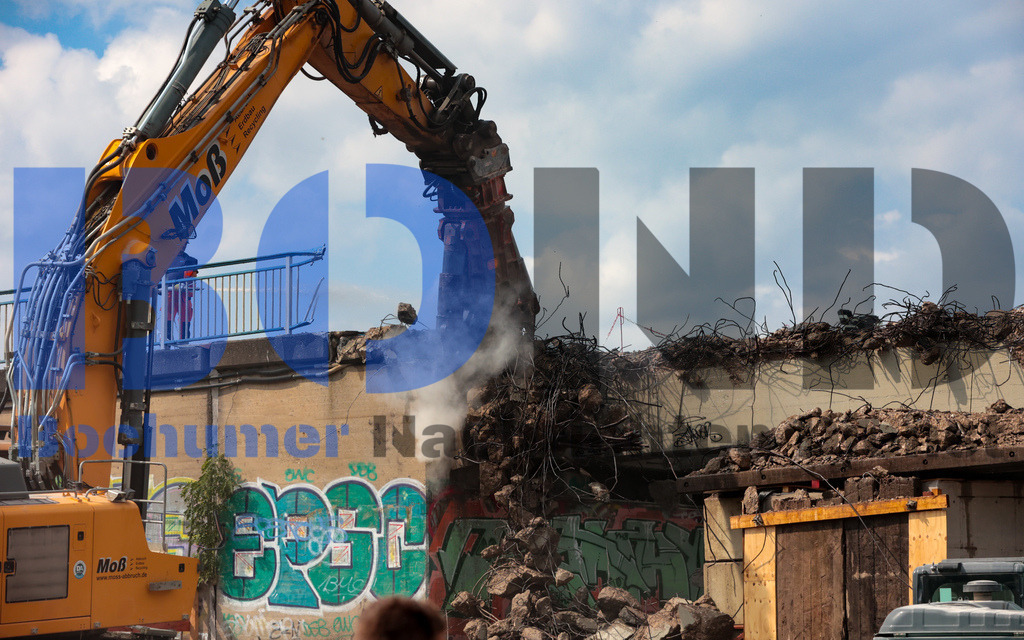 Abriss der Schlachthofbruecke A40 {date} -  | {headline}(Foto: Sebastian Sendlak / BOND) - Realisiert mit Pictrs.com