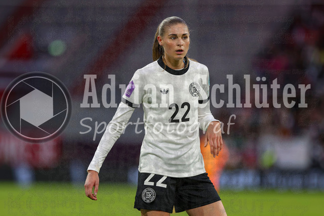 Deutschland vs Frankreich - Halbfinale - UEFA Women's Nations League | Düsseldorf, Deutschland, 24.10.25:   Jule Brand ( Deutschland ) schaut waehrend des Halbfinals der UEFA Women's Nations League zwischen Deutschland vs Frankreich in der Merkur-Spiel-Arena(Foto von Brauer-Fotoagentur / Adrian Schlueter)