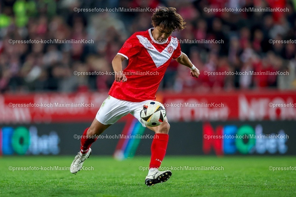 RWE06042501147 | 2025.04.06, Fußball, 3.Liga, Rot-Weiss Essen - FC Hansa Rostock, Stadion Hafenstraße, Saison 2024 2025: Kaito Mizuta (RWE #24) DFB regulations prohibit any use of photographs as image sequences and or quasi-video.