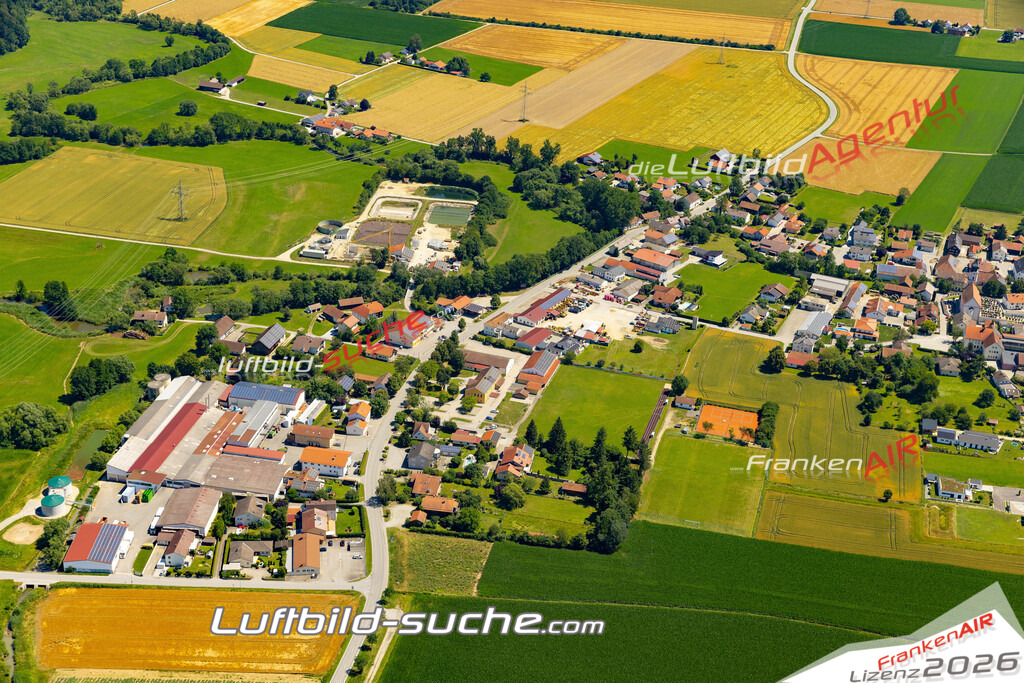 Aktuelles Luftbild von  Roßbach - Die Luftaufnahme wurde 2022 mittels UL-Flugzeug erstellt ( keine Drohne ) - hochauflösende Kamera-Systeme von  Canon -Beste Qualität - Für grossformatige Ausdrucke geeignet. Die Geschenkidee !