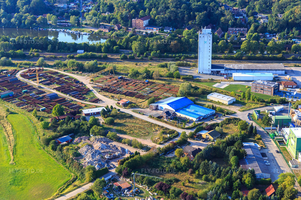 Luftbild: Industriegebiet am Elbvorland mit STOCK Rohrgroßhandel in Lauenburg im Bundesland Schleswig-Holstein in Deutschland. – Foto: IMG_110449.jpg vom 21.08.2018 durch Werner Riehm/FLY-FOTO.de – Auflösung des Originals: 5472 x 3648 px – STOCK Rohrgroßhandel GmbH & Co. KG - Händler und Lieferant von Stahlrohren gebraucht und neu