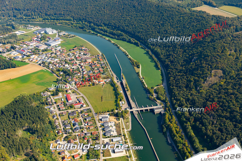 Aktuelles Luftbild von schleuse Riedenburg - Die Luftaufnahme wurde 2020 mittels UL-Flugzeug erstellt ( keine Drohne ) - hochauflösende Kamera-Systeme von  Canon -Beste Qualität - Für grossformatige Ausdrucke geeignet. Die Geschenkidee !
