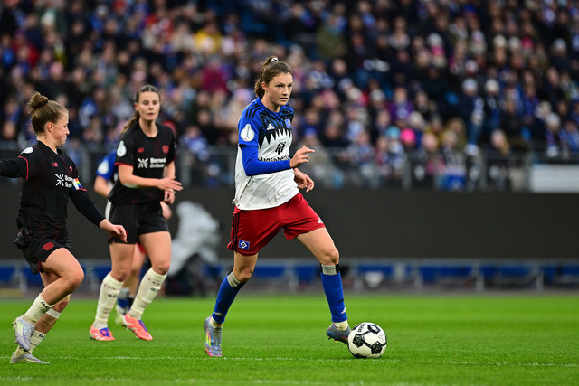 Fußball I Frauen I Saison 2025-2026 I DFB-Pokal I Achtelfinale I Hamburger SV - Bayer 04 Leverkusen I 15716 | Lotta Wrede (32, Hamburger SV) am Ball - Realisiert mit Pictrs.com