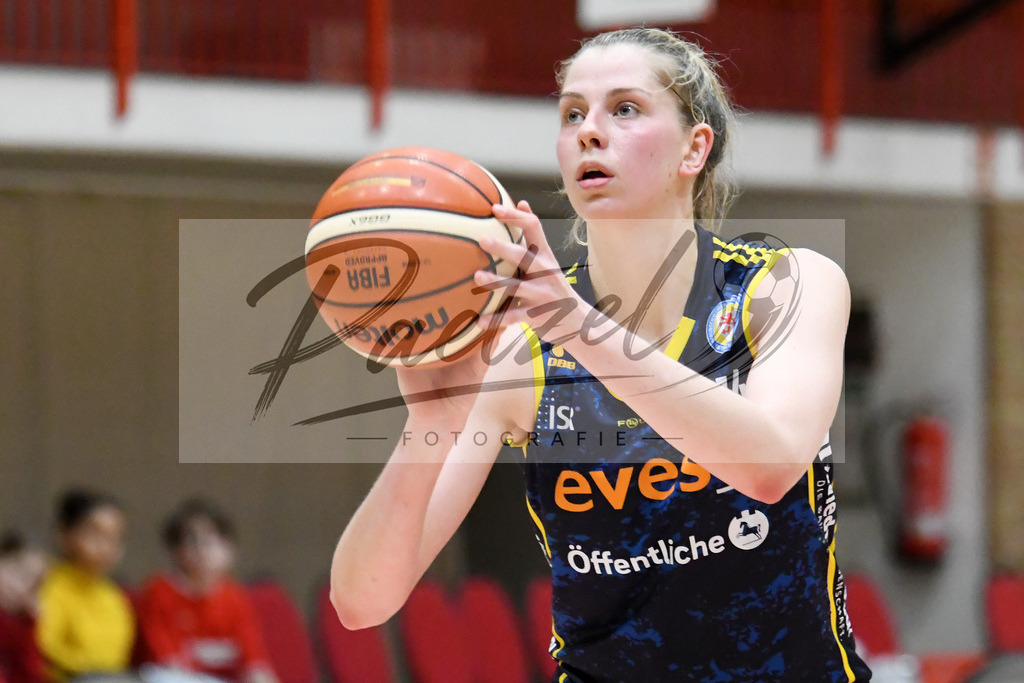 20200209_PAOEBS_0044 | Basketball, Frauen: Harriet Ottewill-Soulsby (Eintracht Braunschweig) in Aktion, am Ball, Einzelaktion waehrend des Spiels der 2. DBBL zwischen Panthers Academy Osnabrueck und Eintracht Braunschweig im datos – home of the panthers am 09.02.2020 in Osnabrueck, Deutschland. - Realisiert mit Pictrs.com