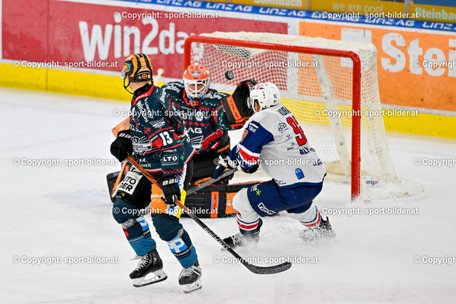AUT, ICE, Black Wings Linz (AUT) vs Fehervar AV 19 (HUN) | 22.12.2023, Eishalle Linz, AUT, ICE Eishockey Liga, Black Wings Linz (AUT) vs Fehervar AV 19 (HUN), im Bild Rasmus Tirronen (BWL), Gerd Kragl (BWL) vs Anze Kuralt (Fehervar)


// ICE win2day Hockey League Match between Black Wings Linz (AUT) vs Fehervar AV 19 (HUN) in Linz, Austria on 2023/12/22