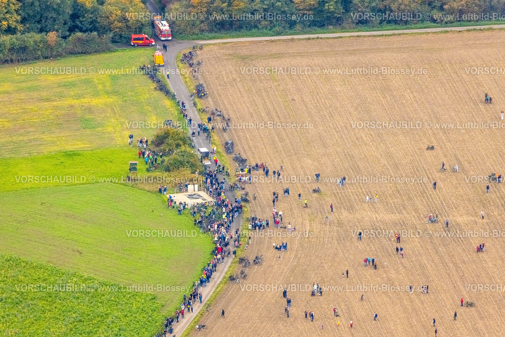 Hamm251000109Gersteinwerk | Luftbild, mit großem interesse verfolgten tausende Zuschauer die Sprengung des Gersteinwerk Schornsteins mit einer halben Stunde Verspätung. Der 282 Meter hohe RWE-Schornstein fiel exakt in das vorbereitete Schotterbeet. Stadtgrenze Werne, Hamm Nordrhein-Westfalen, Deutschland