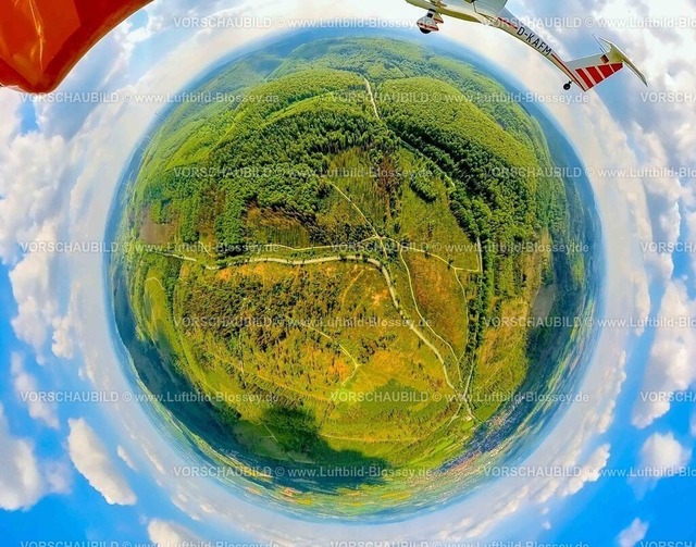 Detmold240590072Hermannsdenkmal | Luftbild, Waldgebiet mit Waldschäden bei Horn-Bad Meinberg, durchzogen von der Bundesstraße B1 von Süd nach Nord, Erdkugel, Fisheye Aufnahme, Fischaugen Aufnahme, 360 Grad Aufnahme, tiny world, little planet, fisheye Bild, Horn, Horn-Bad Meinberg, Ostwestfalen, Nordrhein-Westfalen, Deutschland