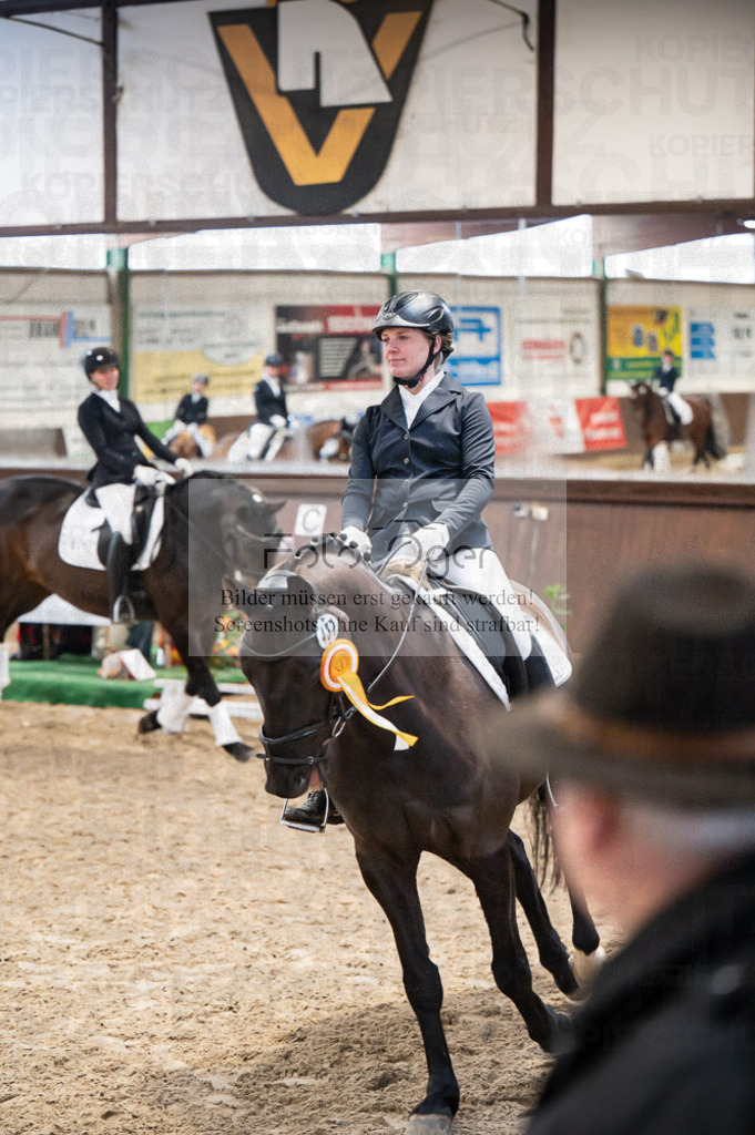 Hallenreittunier Voxtrup 2023 | Entdecke hochwertige Reitturnierfotos von Foto Oger. Professionell, emotional und authentisch – jetzt Lieblingsmomente im Shop bestellen.Deutschlandweite Turnierfotografie. - Realisiert mit Pictrs.com