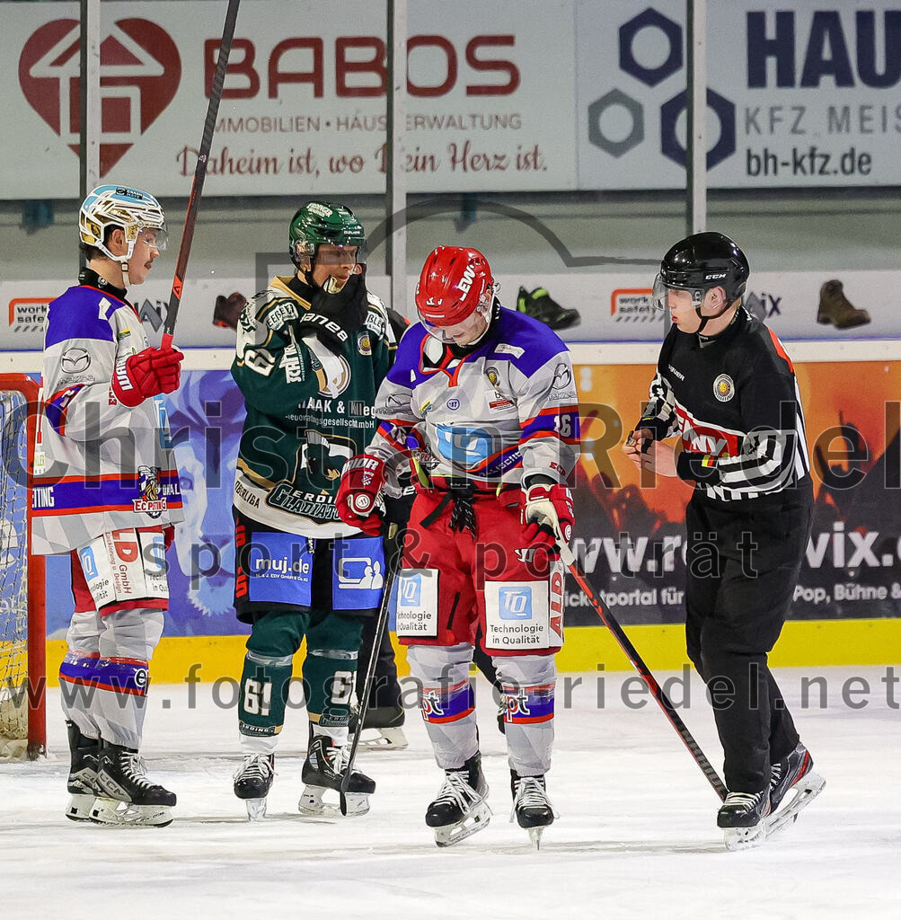 2025-11-30_152_TSV_Erding_gegen_EC_Peiting | Erding, Deutschland, 30.11.2025:Eishockey, Oberliga Süd 2025 / 2026, 22. Spieltag, TSV Erding gegen EC Peiting, Endergebnis: 5:1Dennis Miller (Erding Gladiators, #61), Carson Briere (EC Peiting, #16)Foto: Christian Riedel / fotografie-riedel.net