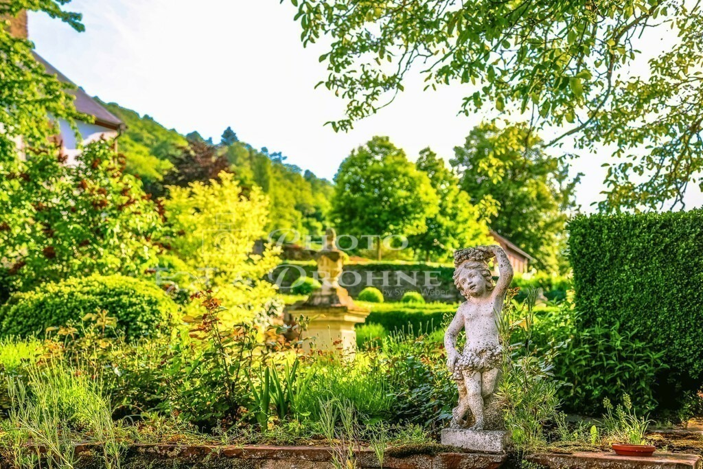 Welterbegarten Oberwesel-9448 | Garten mit Putte. Der Welterbegarten an der Martinskirche in Oberwesel am Rhein ist eine idyllische Grünanlage in der Natur am Mittelrhein. - Realisiert mit Pictrs.com