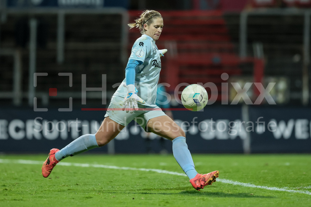 Fussball, DFB-Pokal Frauen, SC Fortuna Köln - SV Werder Bremen | v.li.: Hanna de Haan (Torhüterin, Torwart, SC Fortuna Köln, 1) am Ball, Freisteller, Einzelbild, Ganzkörper, Aktion, Action, Spielszene, DIE DFB-RICHTLINIEN UNTERSAGEN JEGLICHE NUTZUNG VON FOTOS ALS SEQUENZBILDER UND/ODER VIDEOÄHNLICHE FOTOSTRECKEN. DFB REGULATIONS PROHIBIT ANY USE OF PHOTOGRAPHS AS IMAGE SEQUENCES AND/OR QUASI-VIDEO.