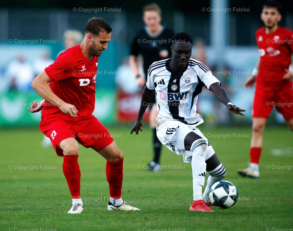 A_LUI_150825_28 | SPORT,FUSSBALL,REGIONALLIGA MITTE ASKOE OEDT-SPG LASK AMATEURE 15.08.2025 IM BILD : LUKAS TURSCH (OEDT) UND CHEIKNE KEBE (LASK/AMATEURE) FOTO.FOTLUI