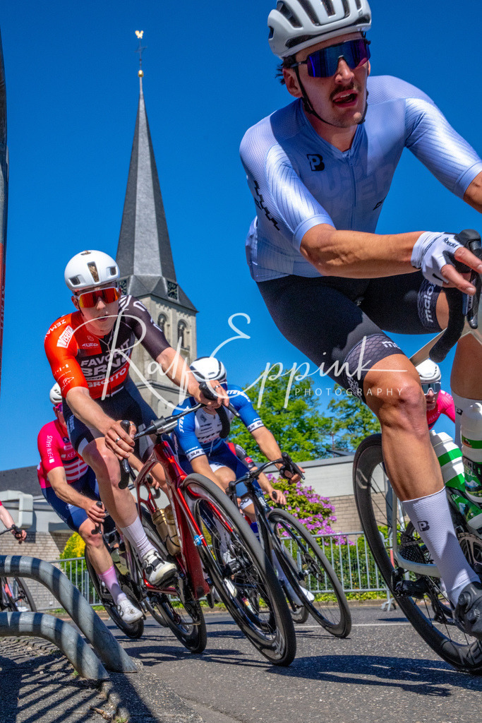 Spurt in den Mai 2026 - Großer Preis der Sparkasse Neuss | Annual one-day road cycling race "Großer Preis der Sparkasse Neuss" held in Büttgen, Germany, organized by VfR Büttgen 1912 e.V. The event features multiple races across all age categories from U11 youth to Elite men. - Realisiert mit Pictrs.com