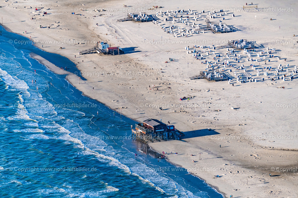 St.Peter-Ording_Gaststätte_Silbermöve_ELS_3718060822 | SANKT PETER-ORDING 06.08.2022 Sandstrand- Landschaft an der Nordseeküste Pfahlbauten Gaststätten - Restaurans "Silbermöve" in Sankt Peter-Ording im Abendrot mit langen Schatten im Bundesland Schleswig-Holstein. // Sandy beach landscape on the North Sea coast Pile dwellings restaurants - restaurants "Silbermoeve" in Sankt Peter-Ording in the afterglow with long shadows in Schleswig-Holstein. Foto: Martin Elsen