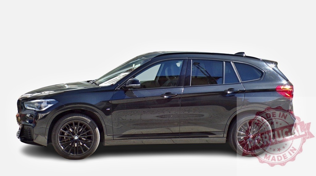 BMW X1 xDrive28i parking on a sunny day | Side view of a black BMW X1 xDrive28i with black rims parked on a sunny day - Realisiert mit Pictrs.com
