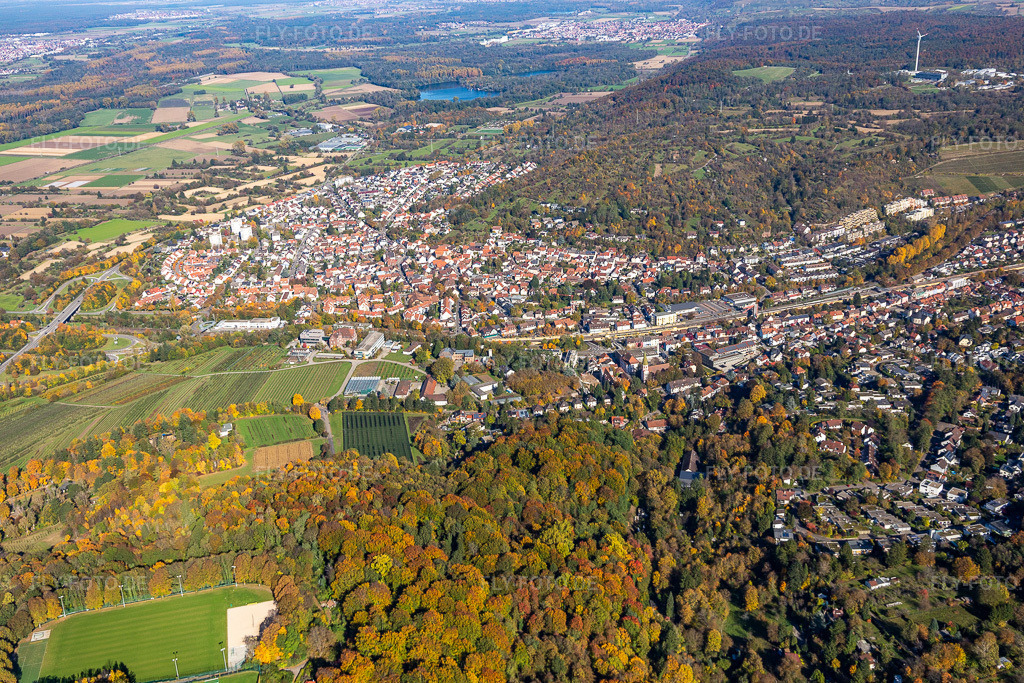 Luftbild: Stadtansicht im Pfinztal aus Süden im Ortsteil Grötzingen in Karlsruhe im Bundesland Baden-Württemberg in Deutschland. Foto: IMG_129872.jpg vom 24.10.2021 durch Werner Riehm/FLY-FOTO.de