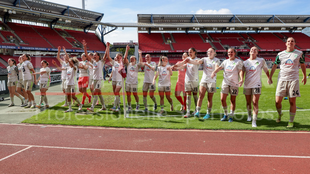 Fussball, Google Pixel Frauen-Bundesliga, 1. FC Nürnberg - SV Werder Bremen | Spielerinnen des SV Werder Bremen bedanken sich bei den Fans, Zuschauern für die Unterstützung, mit Jubel über den Sieg, Freude über das gewonnene Spiel, DIE DFB-RICHTLINIEN UNTERSAGEN JEGLICHE NUTZUNG VON FOTOS ALS SEQUENZBILDER UND/ODER VIDEOÄHNLICHE FOTOSTRECKEN. DFB REGULATIONS PROHIBIT ANY USE OF PHOTOGRAPHS AS IMAGE SEQUENCES AND/OR QUASI-VIDEO.