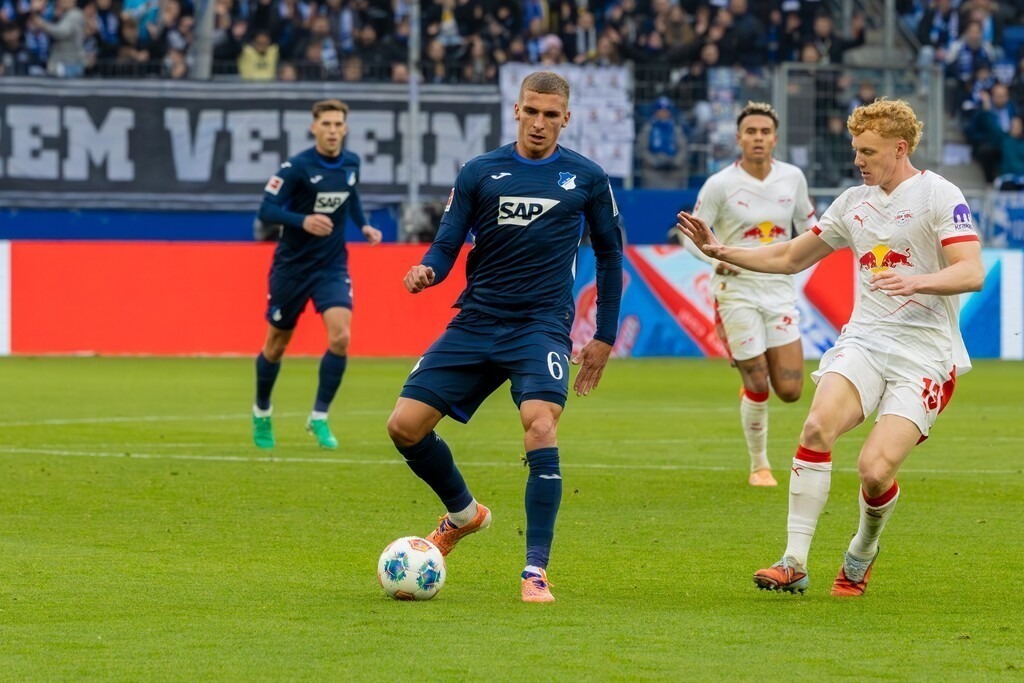 Fußball Bundesliga, Saison 2025/26, 10. Spieltag: TSG Hoffenheim gegen RB Leipzig | Fußball Bundesliga, Saison 2025/26, 10. Spieltag: TSG Hoffenheim gegen RB Leipzig***Am Ball: Grischa Prömel (6, Hoffenheim) - Realisiert mit Pictrs.com