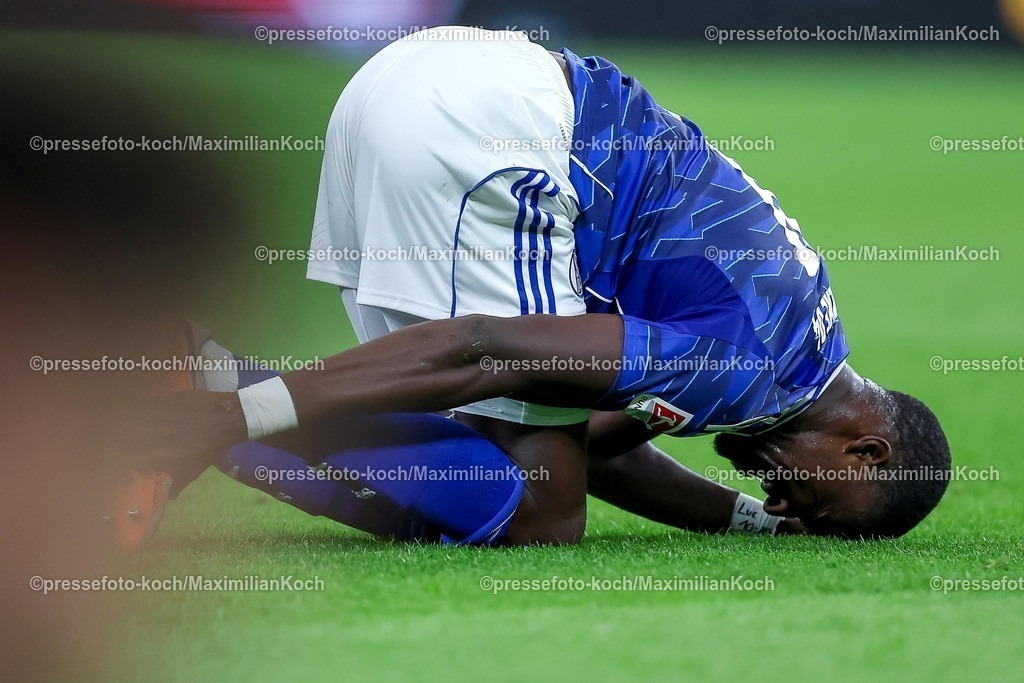 S0413092501181 | 13.09.2025, Fußball, FC Schalke 04 - Holstein Kiel, 5.Spieltag, 2. Fußball Bundesliga, Veltins-Arena Gelsenkirchen, Saison 2025 2026: Bryan Lasme (Schalke04 #11) kniet auf dem Spielfeld Enttäuschung enttäuscht DFB regulations prohibit any use of photographs as image sequences and or quasi-video.