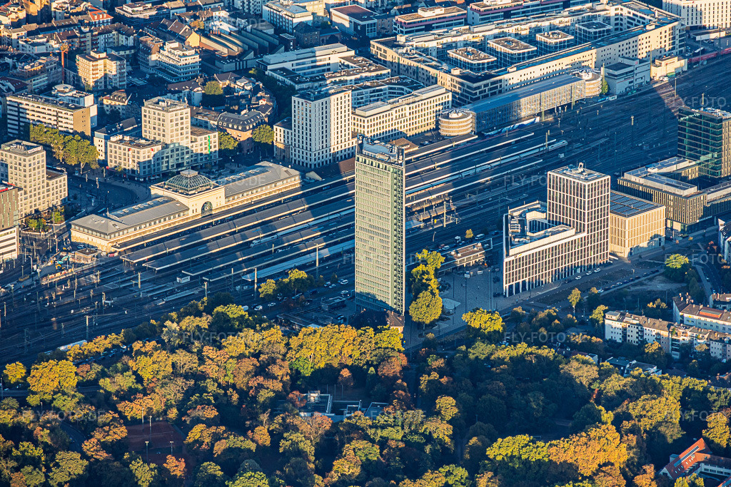 Luftbild: Hochhaus Victoria-Turm an der Helmut-Kohl-Straße (B36) und den Bahngleisen gegenüber Hbf Mannheim im Ortsteil Lindenhof in Mannheim im Bundesland Baden-Württemberg in Deutschland. – Foto: IMG_159712.jpg vom 06.10.2026 durch Werner Riehm/FLY-FOTO.de – Auflösung des Originals: 5947 x 3965 px