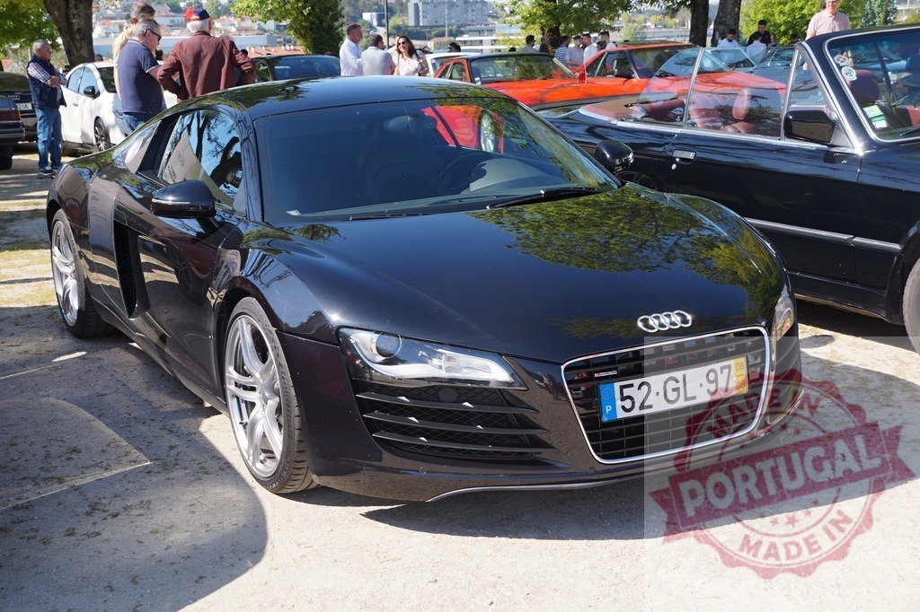 Audi R8 black supercar parked at outdoor car event | Black Audi R8 supercar standing prominently among other vehicles at an outdoor car meet - Realisiert mit Pictrs.com