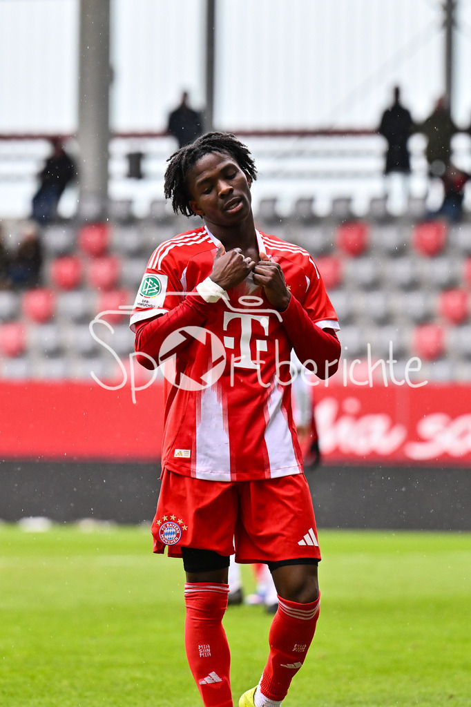 FC Bayern München - Berliner Athletik Klub | MUNICH, GERMANY - 21. FEBRUARY: im Bild Oluwaseyi WILSON (FC Bayern München U19 15), der sich über eine vergebene Chance ärgert während dem Spiel zwischen der U19 des FC Bayern München und der U19 des Berliner Athletik Klubs am 3. Spieltag der DFB-U19 Nachwuchsliga am FC Bayern Campus