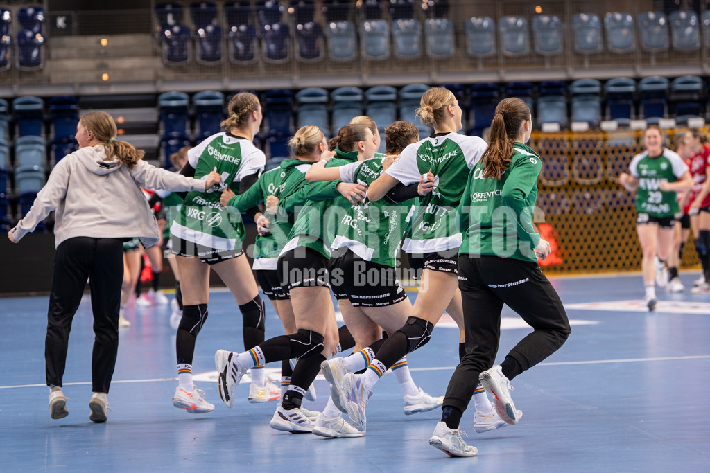 Handball I Frauen I Saison 2025-2026 I 1. HBF I 17. Spieltag I VFL Oldenburg - Thüringer HC I 0970 | Freude, Emotionen bei VfL Oldenburg Frauen - Realisiert mit Pictrs.com