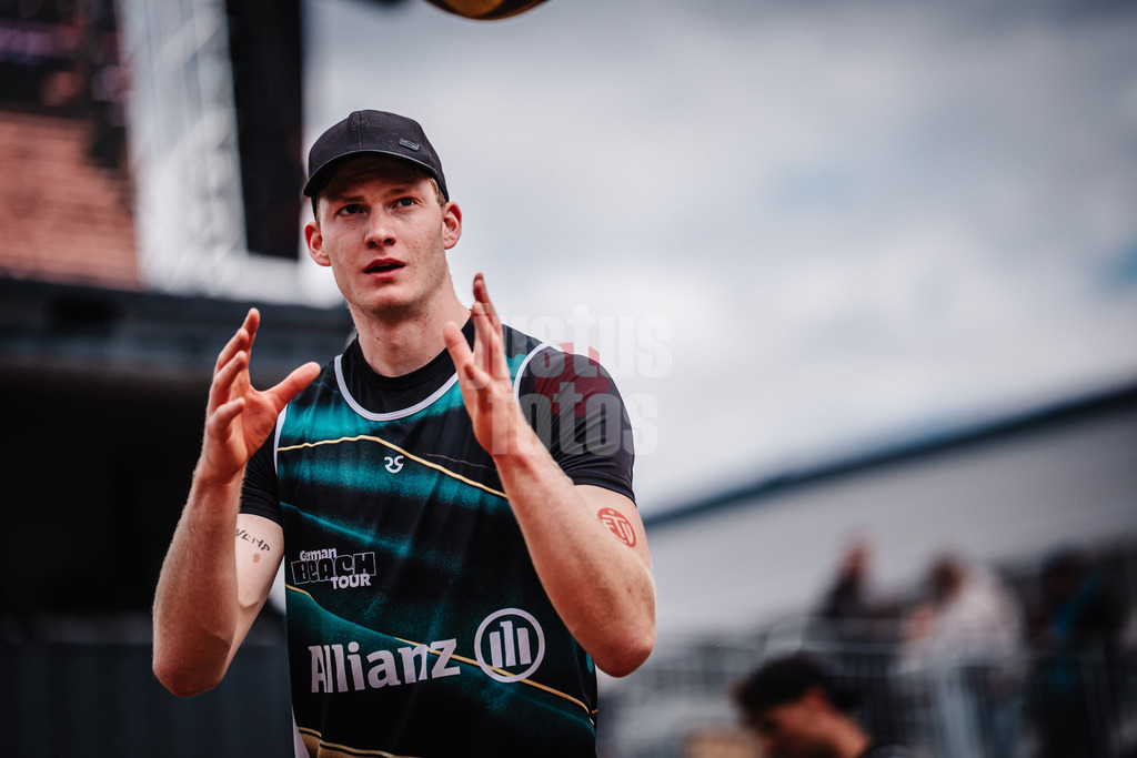 Beachvolleyball | Männer | Allianz German Beach Tour 2025 | Tourstop Berlin | 23.08.2025 | Philipp Huster fängt den Ball