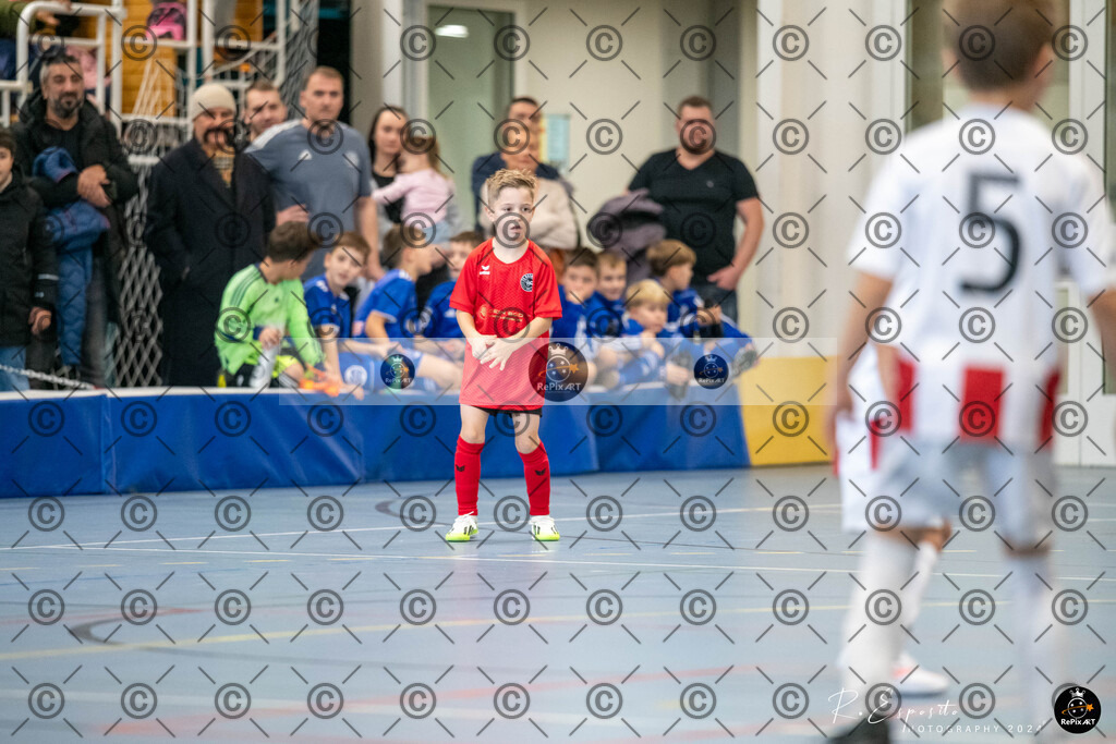 20241124_FCR-Hallenturnier-F2_1_011 | Sport und Naturfotografie von Roberto Esposito zeigt echte Momente Bewegung und die Schönheit der Natur. Ausdrucksstarke Bilder schaffen Emotionen.