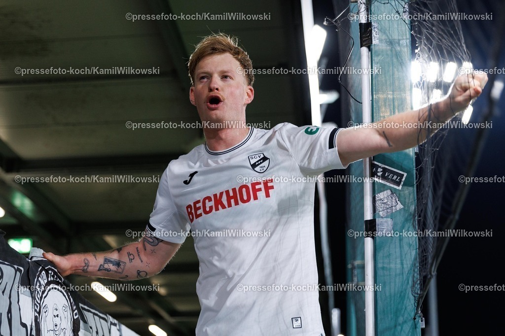xKWIx30112501065 | 30.11.2025, xkwix, Fußball, 3. Liga, SSC Verl - VfL Osnabrück, Sportclub Arena: Jonas Arweiler (SC Verl #9) auf dem Zaun bei den Fans nach AbpfiffPhoto:xKamilxWilkowskixPressefotoKochx