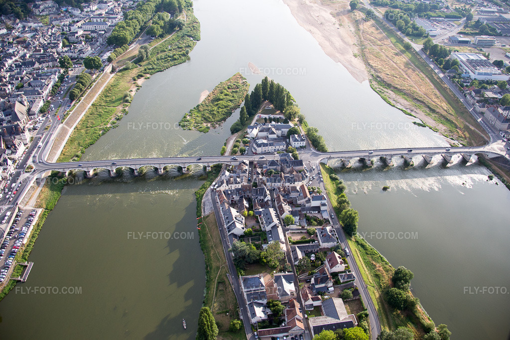 Aerial view: View of the town in Amboise in the state Indre et Loire, France.Photo: IMG_082360.jpg taken on 06/20/2015 by Werner Riehm/FLY-FOTO.comResolution of the original: 5472 x 3648 px