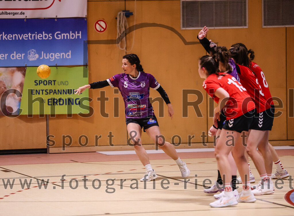 2025-01-18_066_SpVgg_Altenerding_gegen_TV_Altoetting | Erding, Deutschland, 18.01.2025:Handball, Bezirksoberliga Frauen Altbayern 2024 / 2024, 11. Spieltag, SpVgg Altenerding gegen TV Altötting, Endergebnis: 19:24Julia Kübelsbeck (SpVgg Altenerding, #5), Stefanie Koller (TV Altötting, #13)Foto: Christian Riedel / fotografie-riedel.net