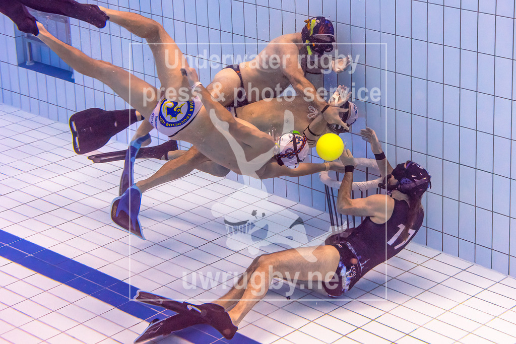 Unterwasser-Rugby 5. Spieltag 1. Bundesliga Süd (Saison 2023/24) | Spiel TC Stuttgart in blau gegen STC München in weiß. eine fast hundertprozenzige Torchance für Stuttgart am Münchener Tor, der Ball geht jedoch kurz nach der Szene von Stuttgart verloren. - Realisiert mit Pictrs.com