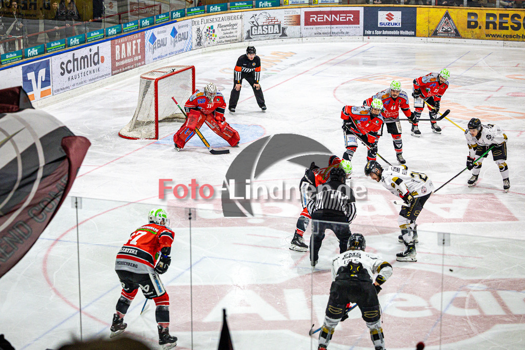 TSV Peißenberg MINERS gegen EHC Königsbrunn PINGUINE | Eishockey Bayernliga Herren Playoffs Viertelfinale 2024/25 - Spiel 2 von 7, TSV Peißenberg MINERS gegen EHC Königsbrunn PINGUINE, 20250209,Bully vor dem Tor der MINERS,2025-02-09 in Peißenberg (Eisstadion Peißenberg)Copyright: WolfgangxLindner foto-lindner.de