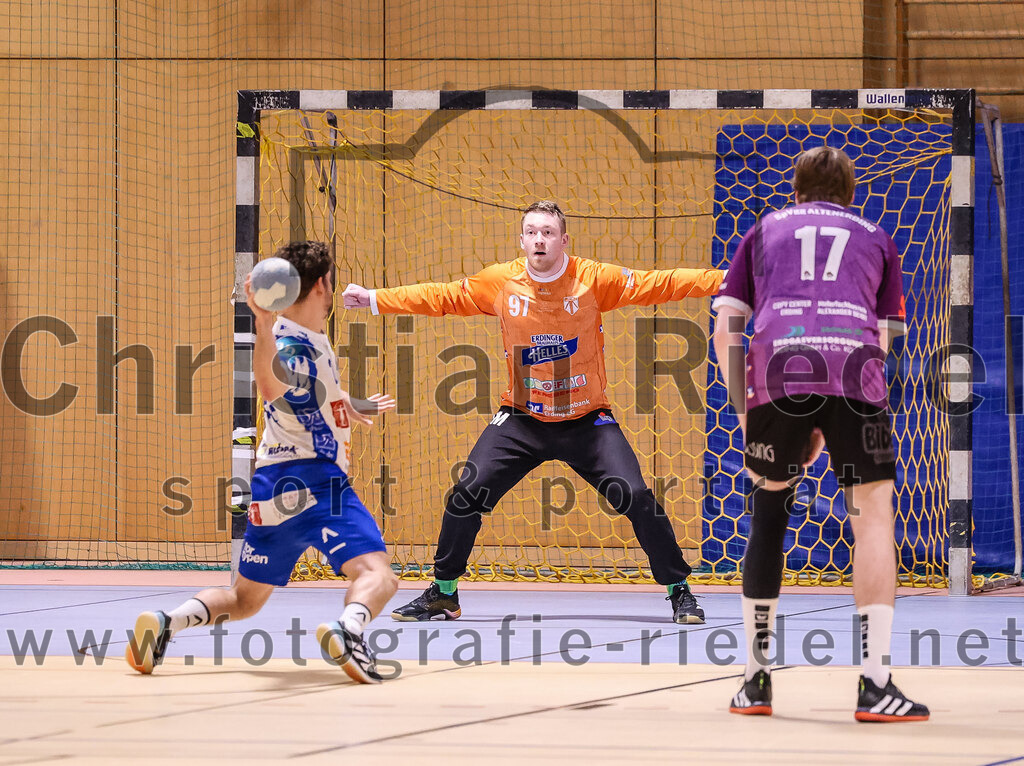 2024-11-24_063_SpVgg_Altenerding_gegen_ASV_Dachau | Erding, Deutschland, 24.11.2024:Handball, Bezirksoberliga Männer 2024 / 2025, 8. Spieltag, SpVgg Altenerding gegen ASV Dachau, Endergebnis: 30:23Matthias Hauß (ASV Dachau, #22), Torwart Ferdinand Mayer (SpVgg Altenerding, #97), Niklas Fleps (SpVgg Altenerding, #17)Foto: Christian Riedel / fotografie-riedel.net