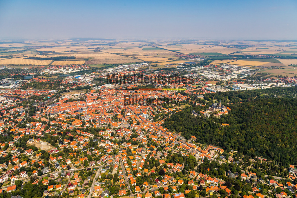 Wernigerode-0163 | Wernigerode ist eine Stadt im Harz im Mitteldeutschland. Ihre Altstadt zeichnet sich durch ihre Fachwerkhäuser aus, darunter das mittelalterliche Rathaus und das "Schiefe Haus". Am Stadtrand beherbergt das Schloss Wernigerode ein Museum und bietet Blick auf die Stadt. Das Schienennetz der Harzer Schmalspurbahnen verbindet Wernigerode mit dem Bahnhof Drei Annen Hohne, wo die dampflokbetriebene Brockenbahn zum Brocken abfährt. - Realisiert mit Pictrs.com