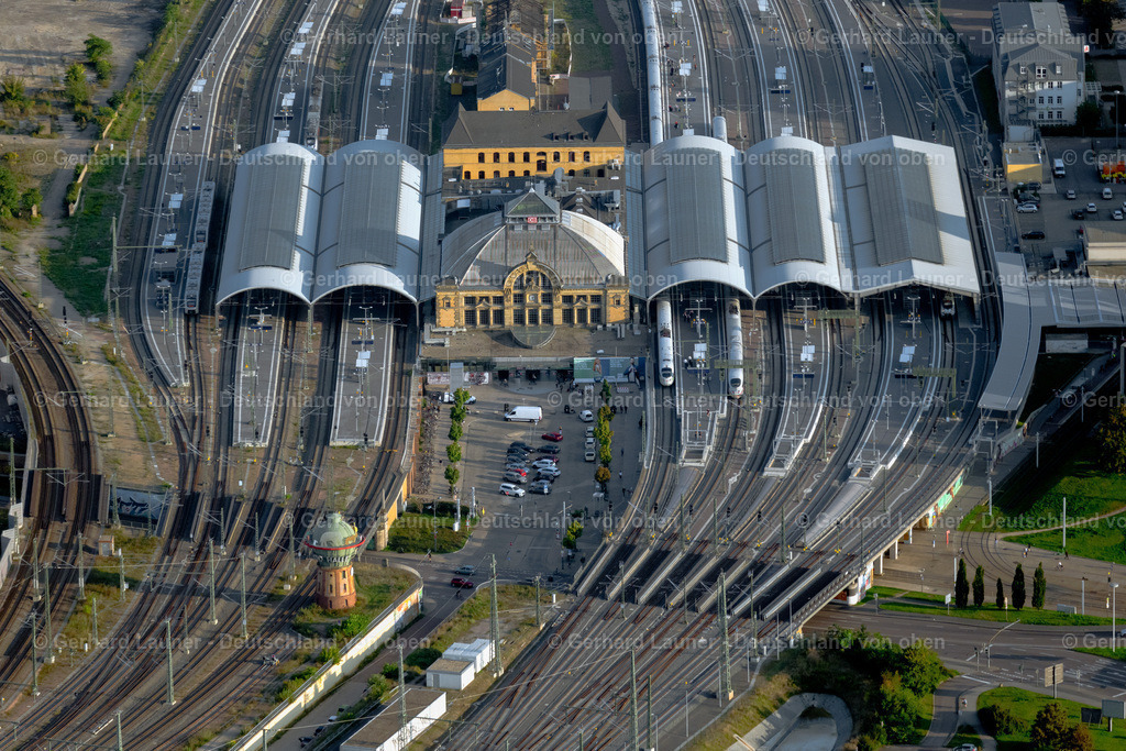 4062521 | HALLE (SAALE) 08.09.2021 Gleisverlauf und Gebäude des Hauptbahnhofes der Deutschen Bahn in Halle (Saale) im Bundesland Sachsen-Anhalt, Deutschland. Weiterführende Informationen bei: DB Netz AG,  Deutsche Bahn AG,  RKW Architektur +  Rhode Kellermann Wawrowsky GmbH. // Track progress and building of the main station of the railway in Halle (Saale) in the state Saxony-Anhalt, Germany. Further information at: DB Netz AG,  Deutsche Bahn AG,  RKW Architektur +  Rhode Kellermann Wawrowsky GmbH. Foto: Gerhard Launer