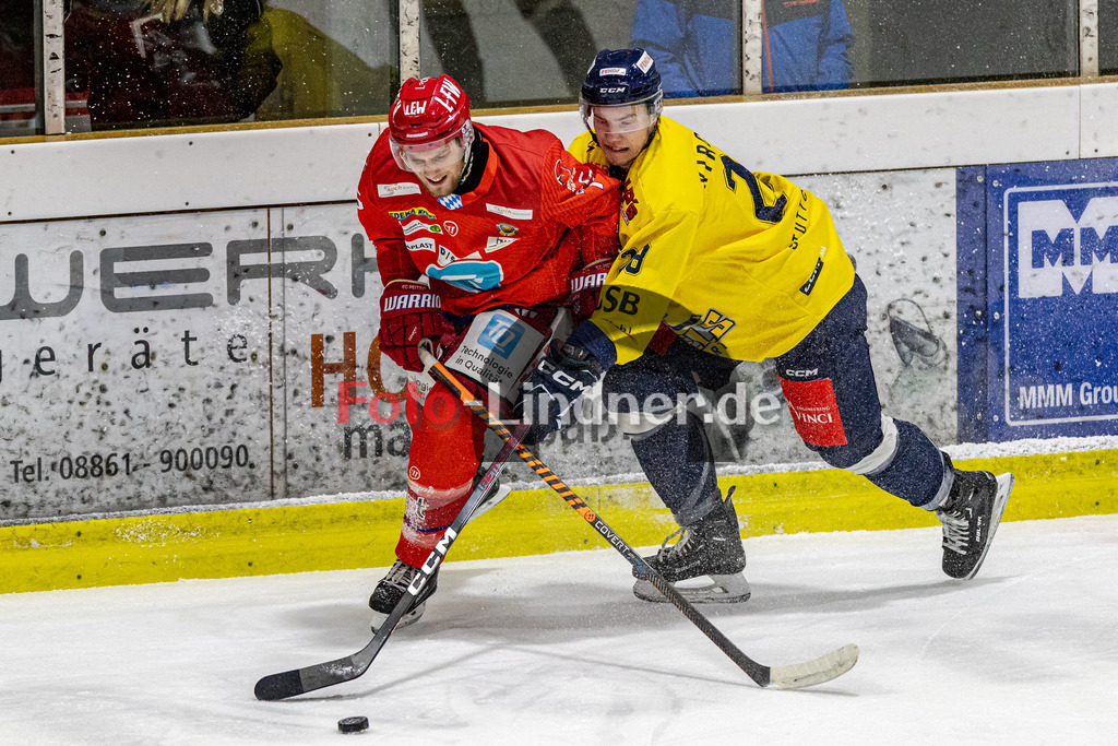 EC Peiting vs Stuttgart REBELS SEC | Eishockey Oberliga Süd 2023/2024, EC Peiting vs Stuttgart REBELS SEC, 20231219,
Duell zwischen Niklas GREIL (ECP 75) und David KIRCHHOFF (REBELS 28),
2023-12-19 in Peiting (Eisstadion)
28 David KIRCHHOFF (REBELS 28), 75 Niklas GREIL (ECP 75)
Copyright: WolfgangxLindner
