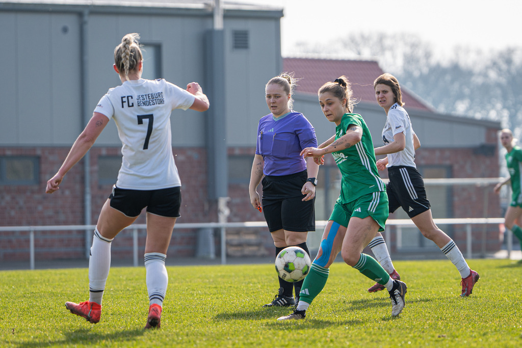 Fußball I Frauen I Saison 2025-2026 I Oberliga Niedersachsen I 15. Spieltag I TuS Lutten - FC Jesteburg-Bendestorf I 6856 | jns.sportfotos - Realisiert mit Pictrs.com