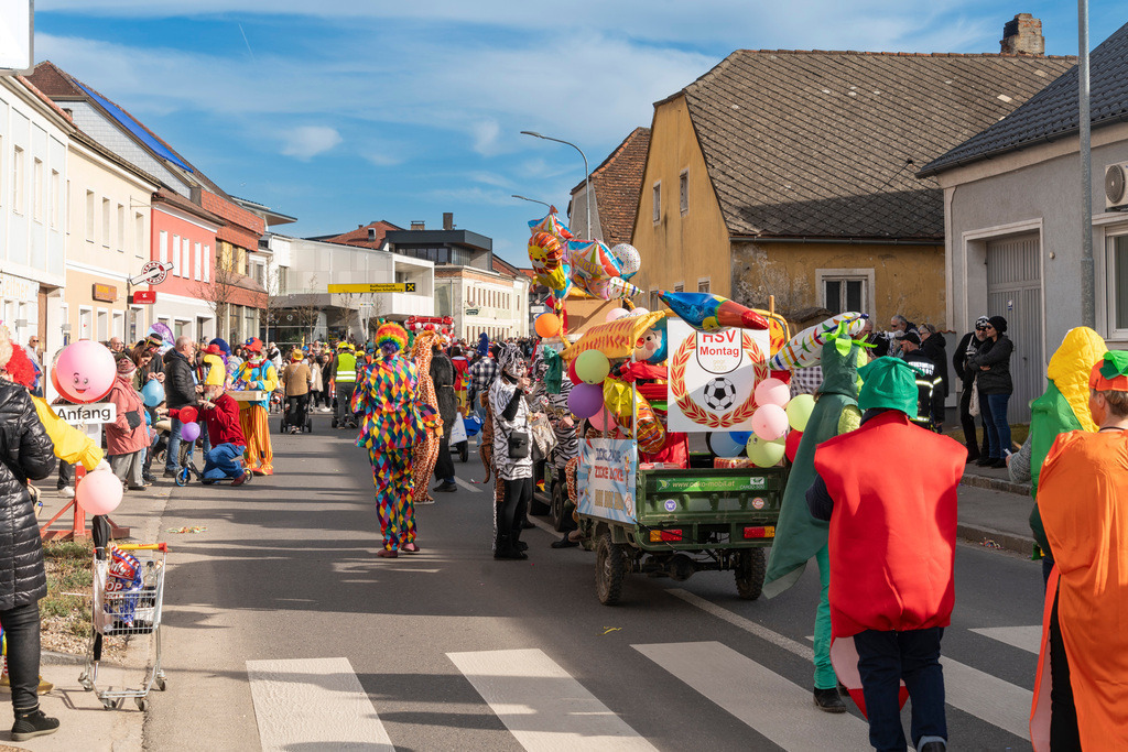 Umzug2025-049_8914 | Fotostrecke: FASCHINGSUMZUG 2025 in Loosdorf. 22 Masken(gruppen)-Teilnehmer: Loosdorfer Vereine, Wirtschaftstreibende, Gemeindeabordnungen sowie Kreditinstitute. rund 700 Besucher entlang der Hauptstrasse. Veranstaltungs-Sicherung durch Mannschaft der FF-Loosdorf mit schwerem Gerät. Maskenprämierung am EKZ-Platz durch Bgm. Thomas Vasku in den Kategorien: Bester Festwagen (Fa. gkonzept-Groissenberger; Beste Personengruppe-ASK-Loosdorf; Beste Einzelperson; Weiteste Anreise-FF Schollach;