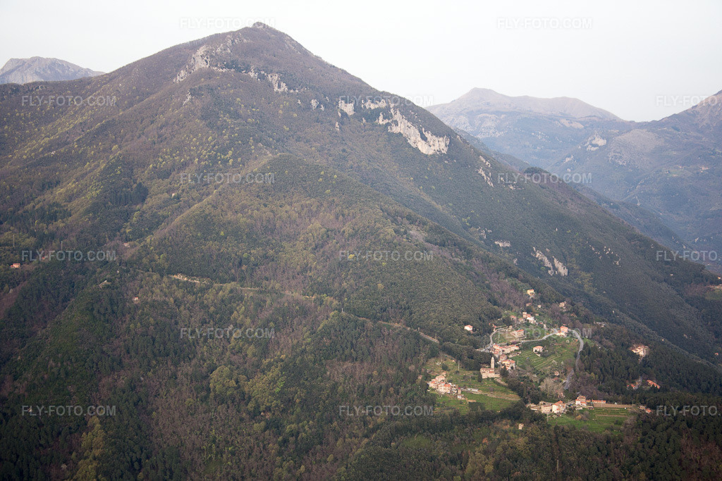 Aerial view: View of the town in Valdicastello in the state Tuscany, Italy. – Photo: IMG_087028.jpg taken on 04/03/2016 by Werner Riehm/FLY-FOTO.com – Resolution of the original: 5472 x 3648 px