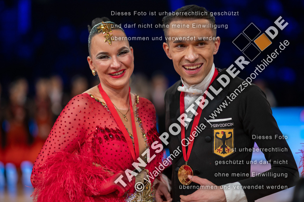20251206-05917 | Hier finden Sie Tanz Bilder vom Latein und Standard Formationen tanzen. Sportbilder vom Tanzsport. Schöne Fotos und von Weltmeisterschaft, Europameisterschaft, Bundesliga, Regionalliga, Oberliga und Landesliga sowie von GOC Stuttgart, DanceComp, WM Bremen