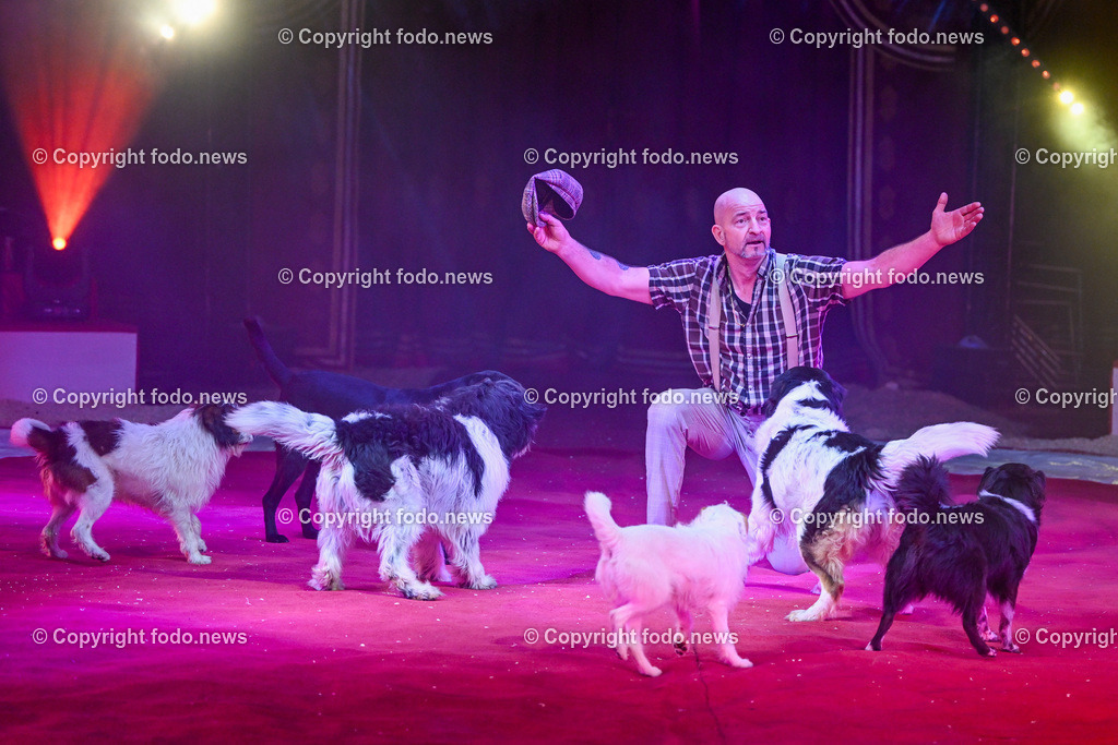 Zirkus Louis Knie_ 17.02.2024-22 | 17.02.2024, Linz, AUT, Circus Louis Knie 2024, im Bild Circus, Zirkus, Zelt, Artisten, Kuenstler, Trapez, Show, Clown, Zuschauer, Hunde, Ponys, Licht, Musik, Akrobaten, Akrobatik, Luftakrobatik