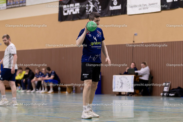 Handball I Herren I Saison 2025-2026 I SHSE Manfred-Frank-Pokal I Viertelfinale I HSG Kalkberg 06 II - HSG Kalkberg 06 035 | Alexander Stange (4, HSG Kalkberg 06) - Realisiert mit Pictrs.com