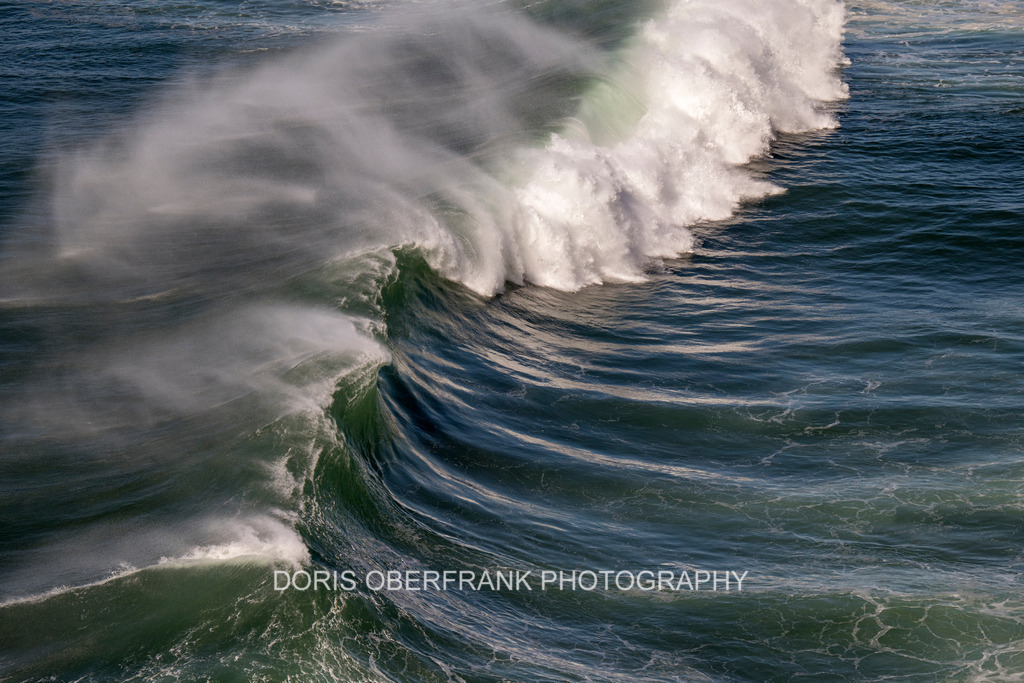 Swoosh on the ocean | Nazaré: Swoosh on the ocean - Realisiert mit Pictrs.com