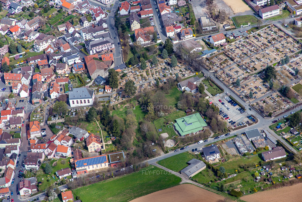 Luftbild: Friedhof und Kirche in Ober-Ramstadt im Bundesland Hessen in Deutschland. Foto: IMG_077249.jpg vom 12.04.2015 durch Werner Riehm/FLY-FOTO.de
