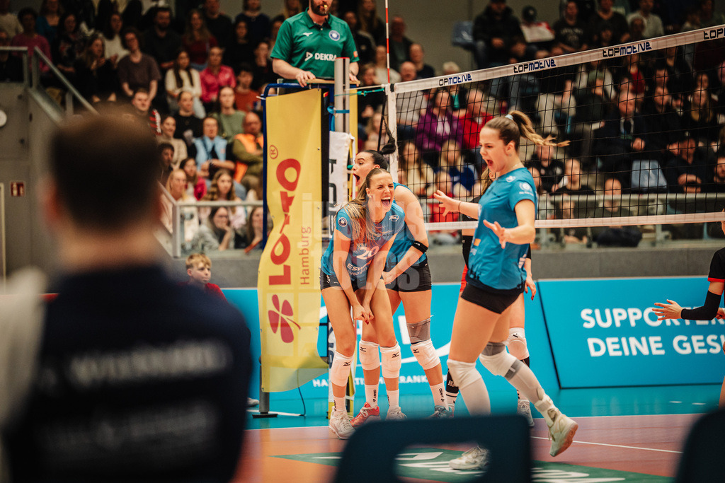 Volleyball | Frauen | Saison 2025/2026 | Volleyball Bundesliga | ETV Hamburger Volksbank Volleys vs. VC Wiesbaden | 14.03.2026 | Wiesbaden jubelt, v.l. Hannah Clayton (#20, VC Wiesbaden), Dagmar Boom (#12, VC Wiesbaden) und Sanne Konijnenberg (#11, VC Wiesbaden)