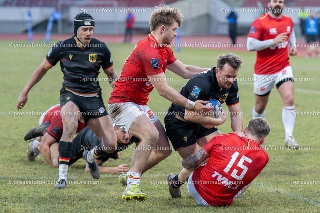 YDR1602250101050 | 16.02.2025, xydrx, Rugby Europe Championship, Deutschland - Belgien, 15er Männer, Auestadion Kassel: Florian Remue (Belgien #13) und Jordan Gott (Belgien #15) im Zweikampf gegen Bastian van der Bosch (Deutschland #23)