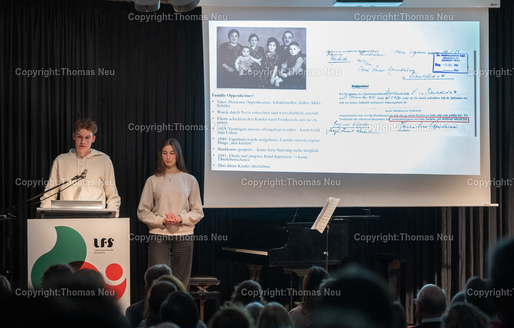 Gedenkfeier_Pogromnacht_2925-22 | bbe, Bensheim, LFS und Bendheimplatz, Bildvortrag "Legalisierter Raub" Durch Hardy Hegenbarth und Merle Burkert, , Bild: Thomas Neu